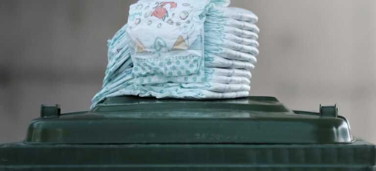 Bilete av ein stabel bleier på ein avfallsdunk