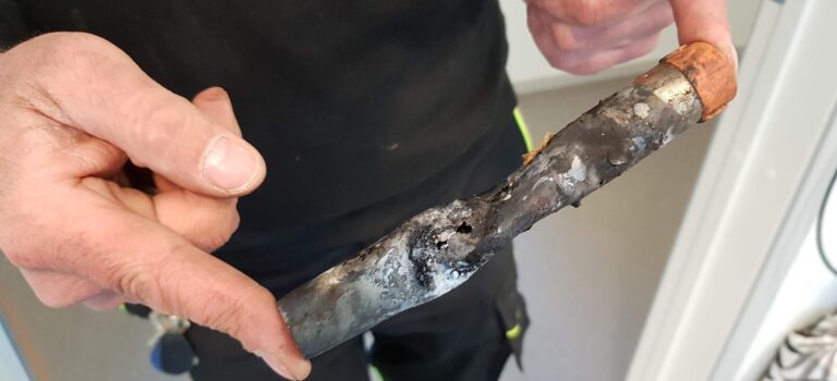 Bilete av naudbluss som har forårsaka branntilløp