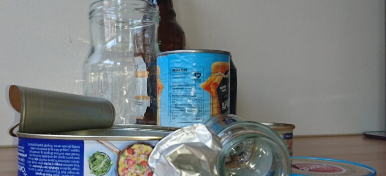 Bilete av eksempel på glas- og metallemballasje