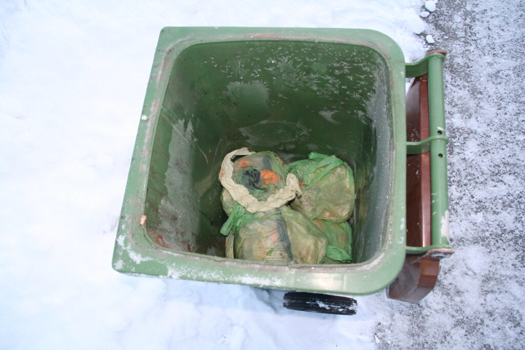 Bilete av fastfrose avfall i våtorganisk dunk