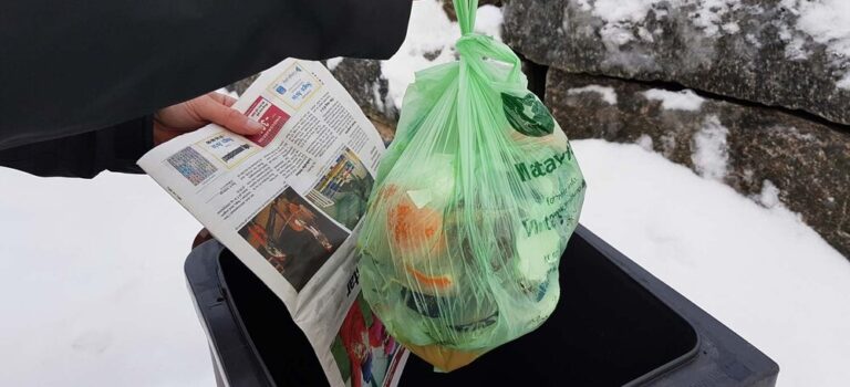 Unngå at avfallet frys fast i dunken